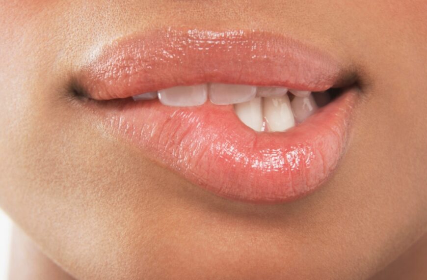 The Ultimate Guide to Lip Balm for Dry Lips: Tips, Ingredients, and Top Recommendations