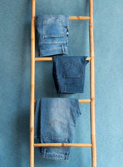 Jeans Product Photography: Capturing Denim’s Fit and Fabric with Precision