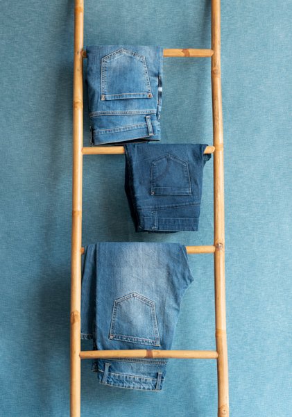 Jeans Product Photography: Capturing Denim’s Fit and Fabric with Precision