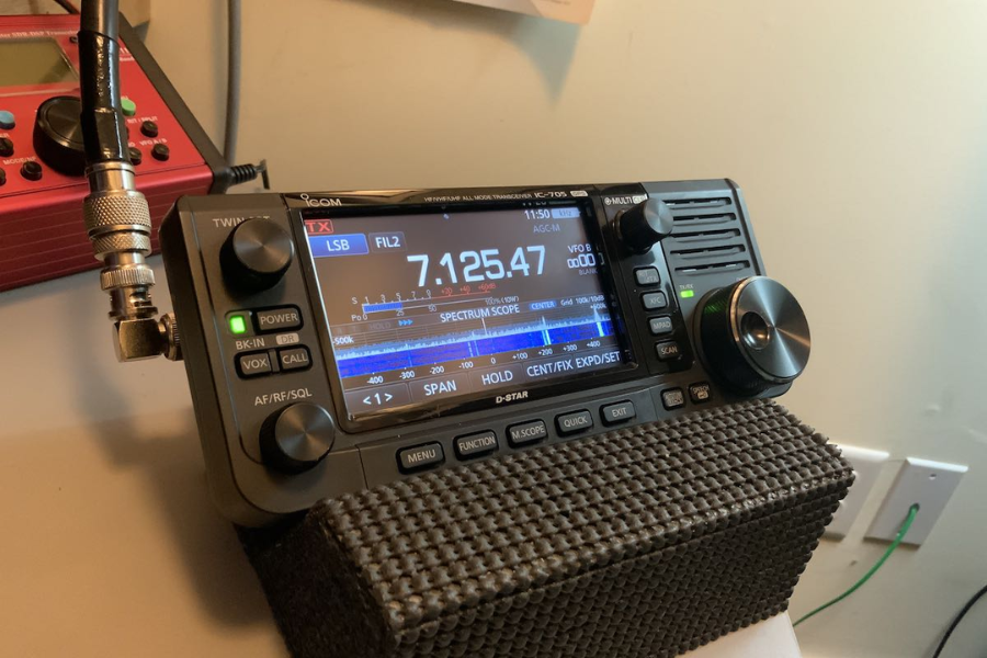 why is icom id-52 one hour behind